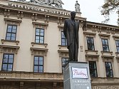Socha prvního československého prezidenta Tomáše Garrigua Masaryka na Komenského náměstí promluvila. Alespoň prostřednictvím háčkované dečky, která se na ni v pondělí dopoledne objevila. Nesla slovo Padnu. 