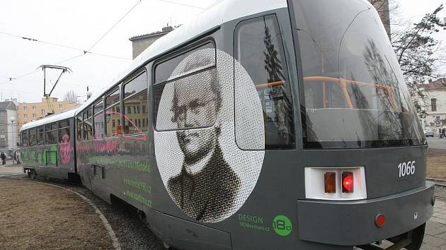 Oslavy 190 let od narození Gregora Johanna Mendela zahájil starobrněnský opat Lukáš Evžen Martinec slavnostním požehnáním Mendelovy tramvaje.