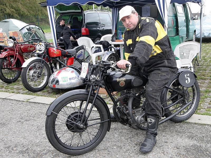 Akce zaměřená výhradně na historické vozy a motocykly připomněla slavnou éru původního Masarykova okruhu, který dlouhé roky hostil evropský šampionát cestovních vozů a formulí. 