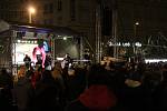 Přes tisíc lidí slavilo v Brně na náměstí Svobody konec roku 2019. Program vyvrcholil v devět hodin videomappingem.
