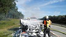 Auto, které havarovalo poblíž Javůrku na Rosicku, celé shořelo.