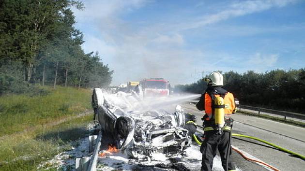 Auto, které havarovalo poblíž Javůrku na Rosicku, celé shořelo.