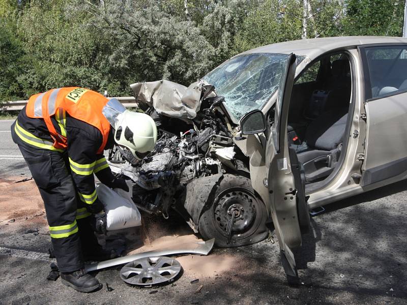 Dvě osobní auta se srazila v brněnské Rokytově ulici nedaleko tamního obchodního centra. Při nehodě se zranili dva lidé.