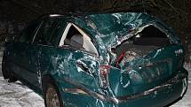 Sobotní havárie poblíž Deblína na Brněnsku, kde řidič vjel do příkopu, poté narazil do lávky na mostku a následně s autem skončil v potoce.