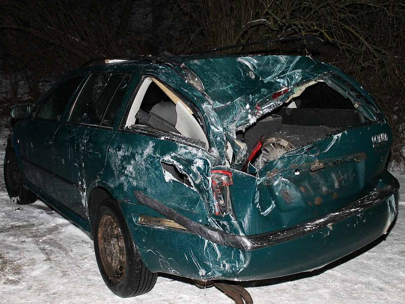 Sobotní havárie poblíž Deblína na Brněnsku, kde řidič vjel do příkopu, poté narazil do lávky na mostku a následně s autem skončil v potoce.