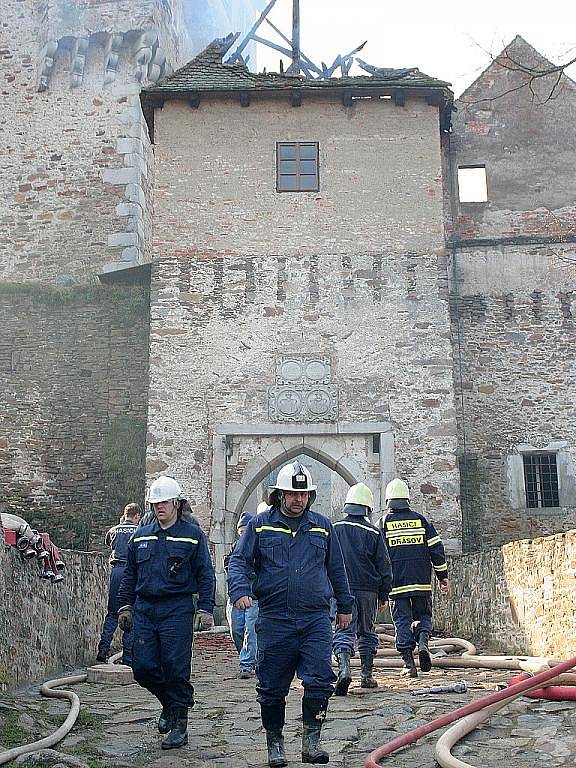 Požár sýpky hradu Pernštejn - 15. 4. 2005.