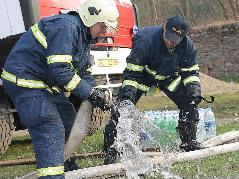 Požár sýpky hradu Pernštejn - 15. 4. 2005.