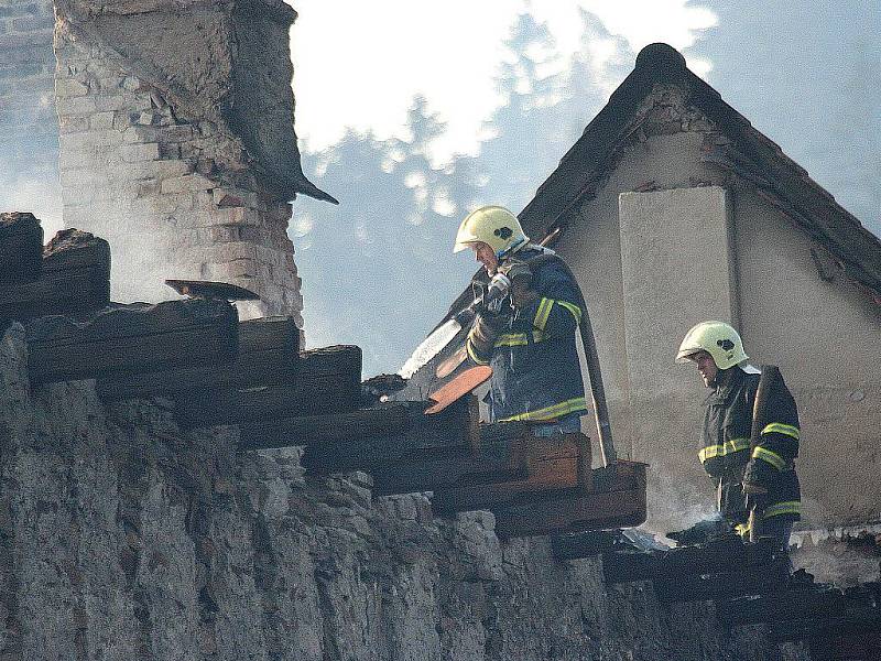 Požár sýpky hradu Pernštejn - 15. 4. 2005.