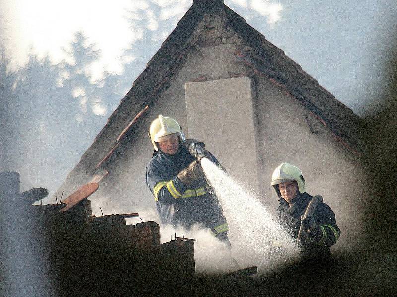 Požár sýpky hradu Pernštejn - 15. 4. 2005.