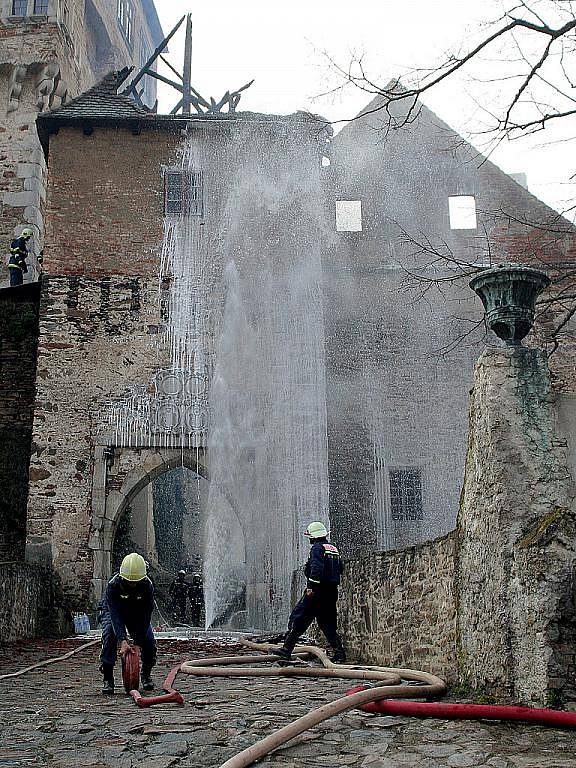 Požár sýpky hradu Pernštejn - 15. 4. 2005.