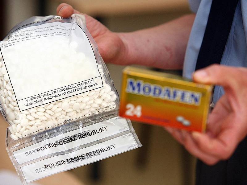 Téměř tisíc pilulek modafenu, léku, ze kterého je možné vyrobit drogu pervitin, našli při domovní prohlídce policisté v rodinném domě v Rajhradicích na Brněnsku. Pětatřicetiletý muž vyráběl drogu v domě svých rodičů více než rok.