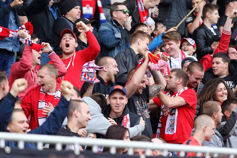 Nejdřív hrůzostrašný start, poté snový obrat a nakonec vystřízlivění v podobě srovnávacího gólu na konečných 3:3. Taková baly první barážová bitva mezi fotbalovou Zbrojovkou Brno (v červeném) a Příbramí.