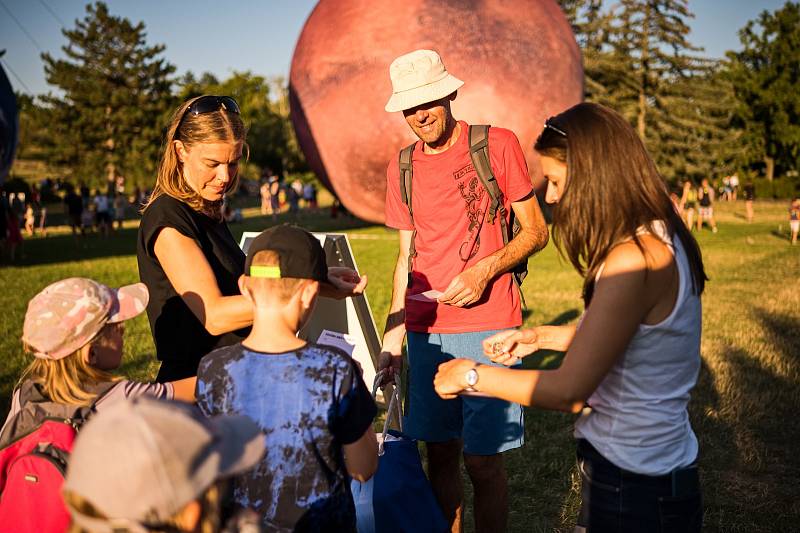 Festival planet v Brně ukazuje návštěvníkům nafukovací modely čtyř vesmírných těles