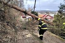 Sobotní odpoledne bylo na jihu Moravy ve znamení nárazového větru. Hasiči řešili dvaašedesát událostí.