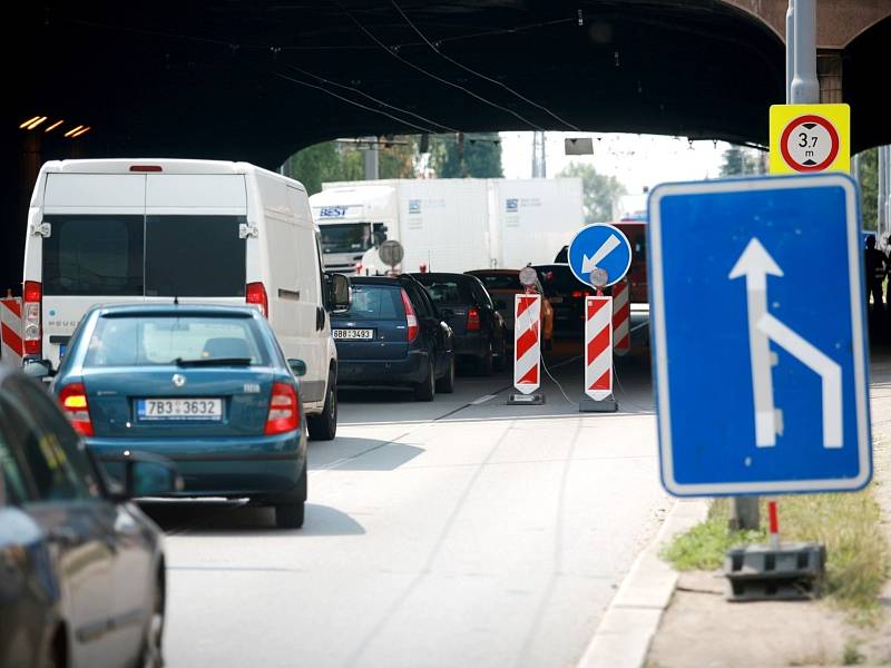 Řidiče i cestující městskou hromadnou dopravou zdržují ve středu desítky minut dlouhé kolony kvůli opravě železničního mostu ve Svatoplukově ulici. 