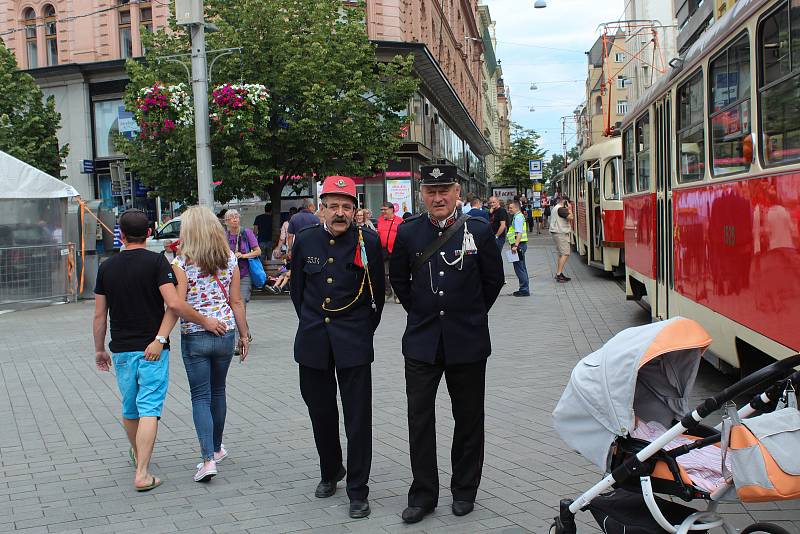 Dlouhé zástupy historických vozidel hromadné dopravy a ještě dělší fronty na jejich prohlídku zaplnily v sobotu na Den dopravní nostalgie náměstí Svobody i nedalekou Brandlovu ulici. Vozy odjely v poledne směrem k medlánecké vozovně.