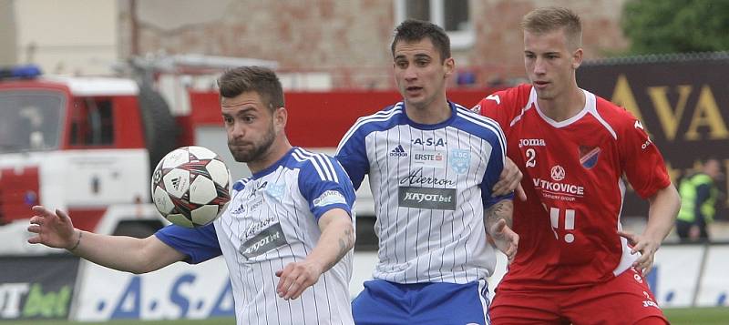 Fotbalisté Baníku Ostrava po trenérské výměně nečekaně ožili a ve 25. kola první ligy zvítězili v Brně nad Znojmem vysoko 4:0