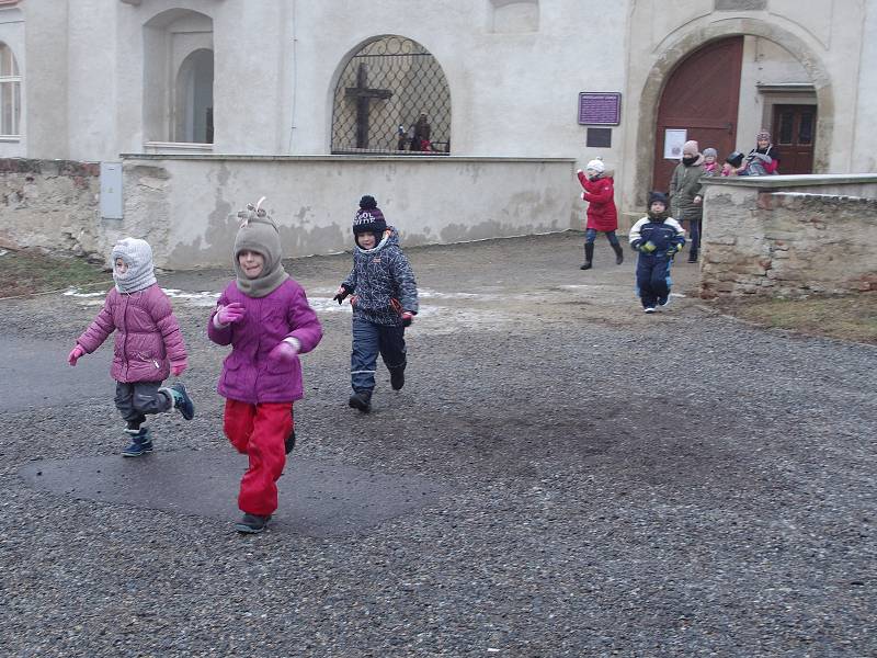 Desítky dětí v sobotu zamířily na miroslavský zámek. Zahrály si v pohádce o Dvanácti měsíčcích.