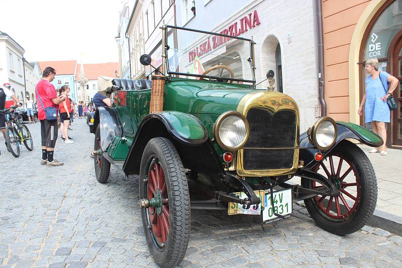 Jih Moravy v sobotu zaplavily veterány. Jejich řidiči a majitelé s nimi projeli ze Zaječí přes Lednici a Mikulov až do Valtic na Břeclavsku. Autor: Ondřej Kaloud