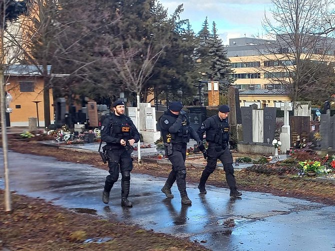 Policisté prohlédávali Ústřední hřbitov v Brně a jeho okolí. Hledaného muže zadrželi v Cornovově ulici.