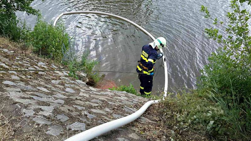 Téměř dvě desítky výjezdů hasičů si vyžádaly páteční bouřky v Jihomoravském kraji.