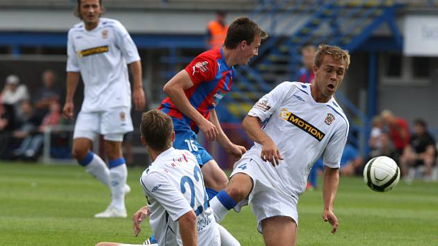 Fotbalisté Zbrojovky (v bílém) vyhráli na hřišti Plzně 3:2.