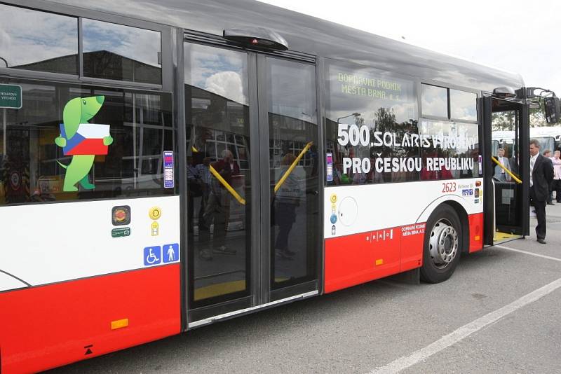 Ve čtvrtek dopravní podnik představil ve slatinské vozovně dvaadvacet nových nízkopodlažních kloubových autobusů typu Solaris Urbino 18.