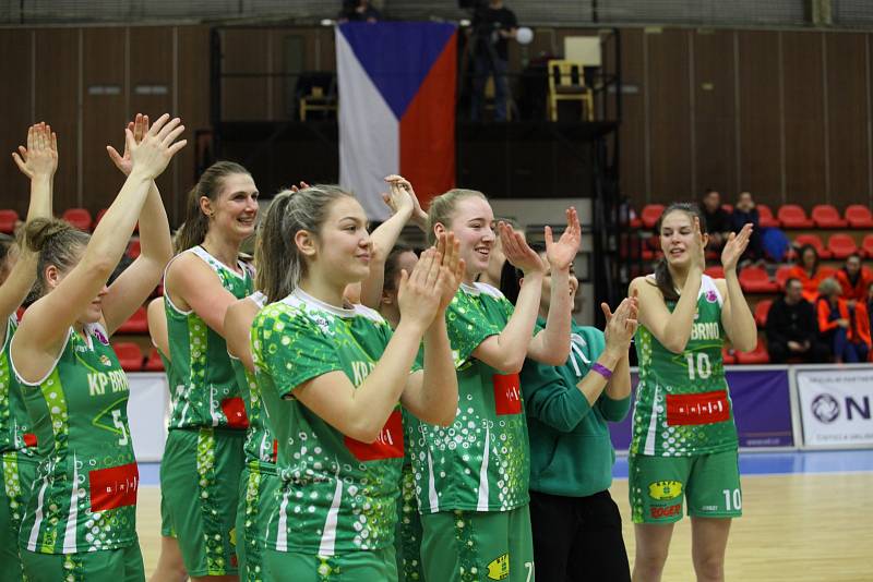 Královopolské basketbalistky (v zeleném) ovládly v Nymburce finále Českého poháru, když zdolaly Hradec Králové 72:69, a vybojovaly tak pro brněnský klub první trofej v některé z domácích soutěží.