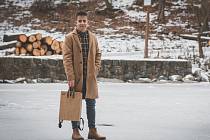 Mladíci z Brna vyrábí první dřevěné batohy na světě.