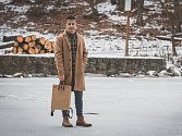 Mladíci z Brna vyrábí první dřevěné batohy na světě.