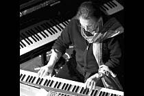 Hudební skladatel a přítel Johna Cagee Alvin Curran (na snímku) nabídne hudební instalací odvolávající se na Cageovy záliby: houbaření, vaření a zahradničení. Currana v sobotu hostí Památník Leoše Janáčka ve Smetanově ulici.