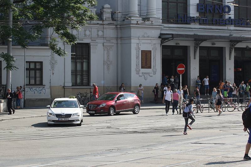 Chystané zákazy odbočení před vlakovým hlavním nádražím a hotelem Grand v Brně.