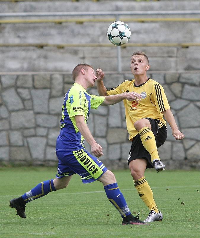 Fotbalisté Rosic (ve žlutém) porazili Tasovice 3:1.