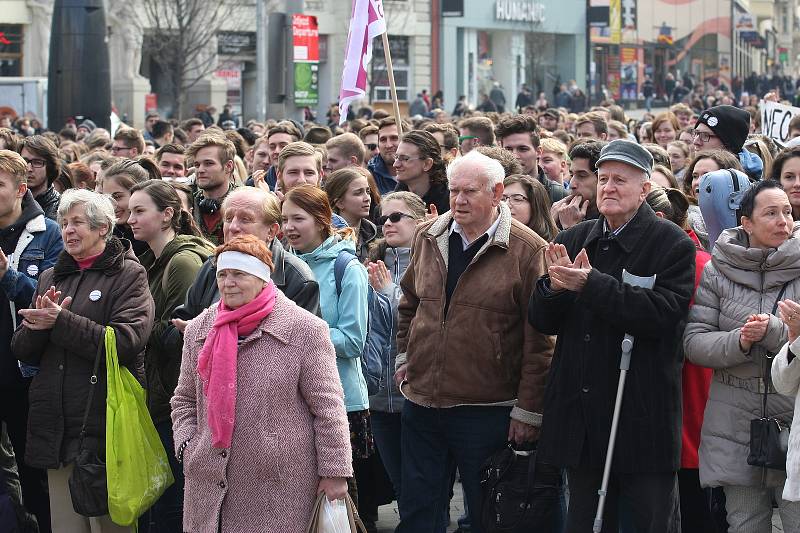 Studentská demonstrace VyjdiVen na brněnském náměstí Svobody.