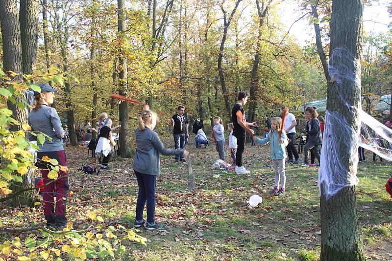 Foto z loňského ročníku oblíbené halloweenské akce v brněnské zoo. Letos mohou lidé sledovat přímý přenos na facebooku i instagramu.