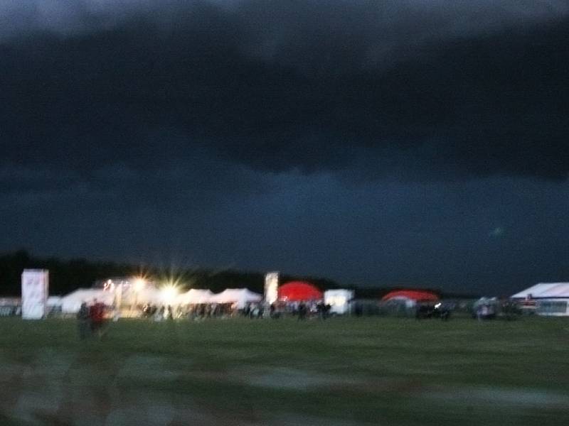 Creamfields: Sobotní bouřka nad festivalem.