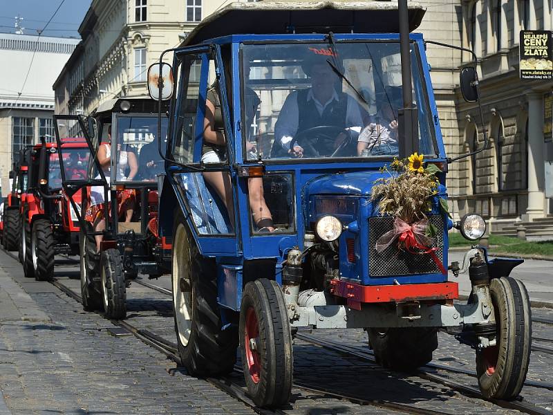 Sukénky si hore vykasala, bílé nožky ukázala, znělo náměstím Svobody krátce před nedělním polednem. Dožínkové slavnosti ovládly centrum Brna.