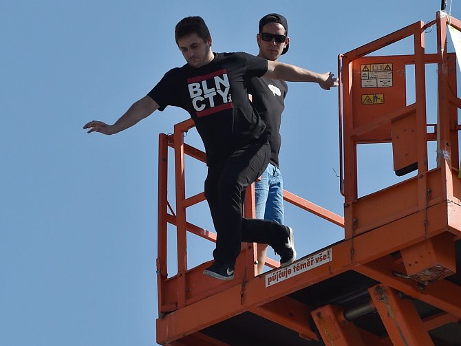 Patnáct metrů volným pádem se proletěli v sobotu lidé, kteří sebrali odvahu skočit z terasy brněnské AZ Tower. 