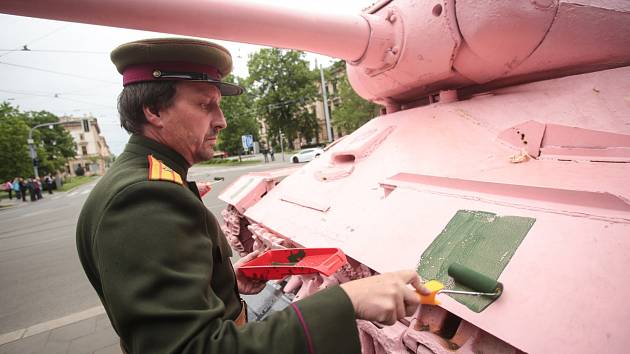 Tanku náleží zelená barva, řekli v sobotu členové brněnského vojenského klubu. Rozhodli se Růžový tank v Joštově ulici přebarvit.