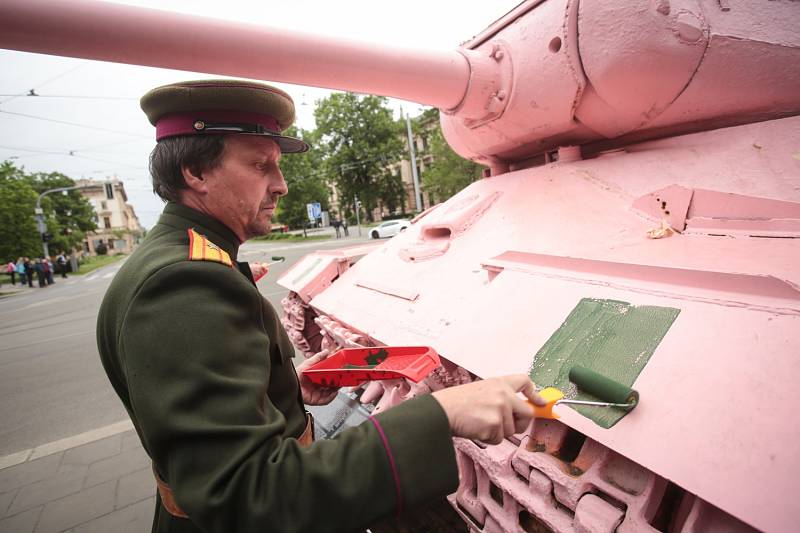 Tanku náleží zelená barva, řekli v sobotu členové brněnského vojenského klubu. Rozhodli se Růžový tank v Joštově ulici přebarvit.