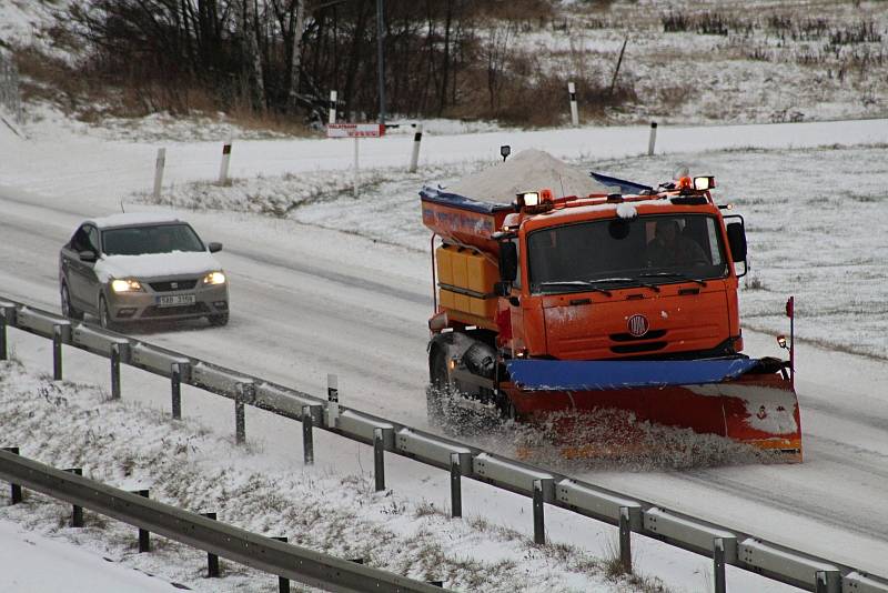 Silničáři bojují s přibývajícím sněhem.