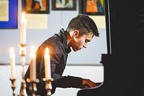Mladý talentovaný klavírista a skladatel Pavel Vondráček přiváží svou klavírní Love Stories Tour také do Brna.