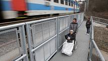 Lávka přes řeku Svitavu. Devětačtyřicet metrů dlouhá konstrukce je uchycená na železničním mostu. 