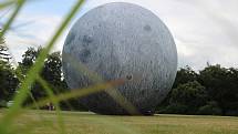 Desetimetrový model Měsíce - lunalón. Je v brněnském parku na Kraví hoře.