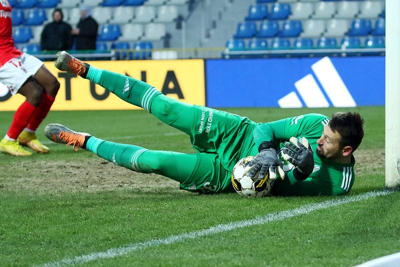 Brněnští fotbalisté (v červeném) uhráli v Mladé Boleslavi bezbrankovou remízu.