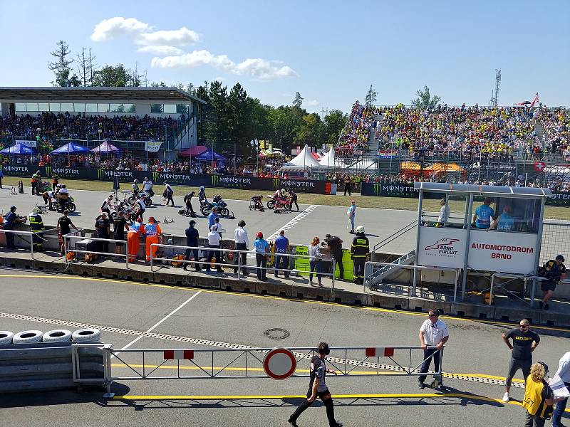 Brno - Fanoušci ze zaplněných tribun sledovali závody letošní motocyklové Velké ceny na brněnském Masarykově okruhu.