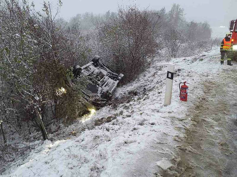 První sníh přinesl na silnicích v kraji velké množství nehod. Na snímku nehoda nákladního auta u obce Kaly na Brněnsku.