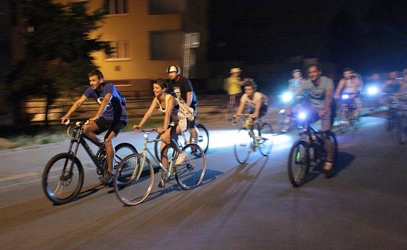 Vánoční osvětlení, led diody a neonová světla oživila sobotní noc v centru Brna. Před kinem Scala se sešly desítky cyklistů, kteří se vydali na noční cyklojízdu městem.