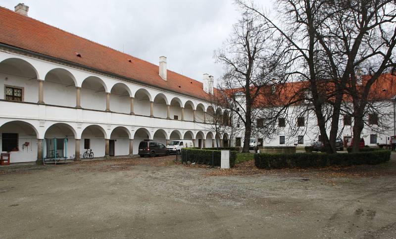 Střecha v dezolátním stavu, shnilé trámy i popraskané zdi. Ještě donedávna nepěkný obrázek vnitřního dvora oslavanského zámku. Od loňska se ale vzhled budovy postupně mění.