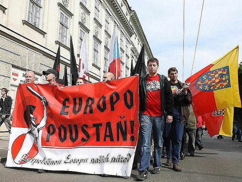 Brněnský městský soud potrestal trestním příkazem šest příznivců uskupení Dělnická mládež podmínkami za to, že nesli na letošní prvomájové demonstraci v Brně transparent Evropo povstaň!